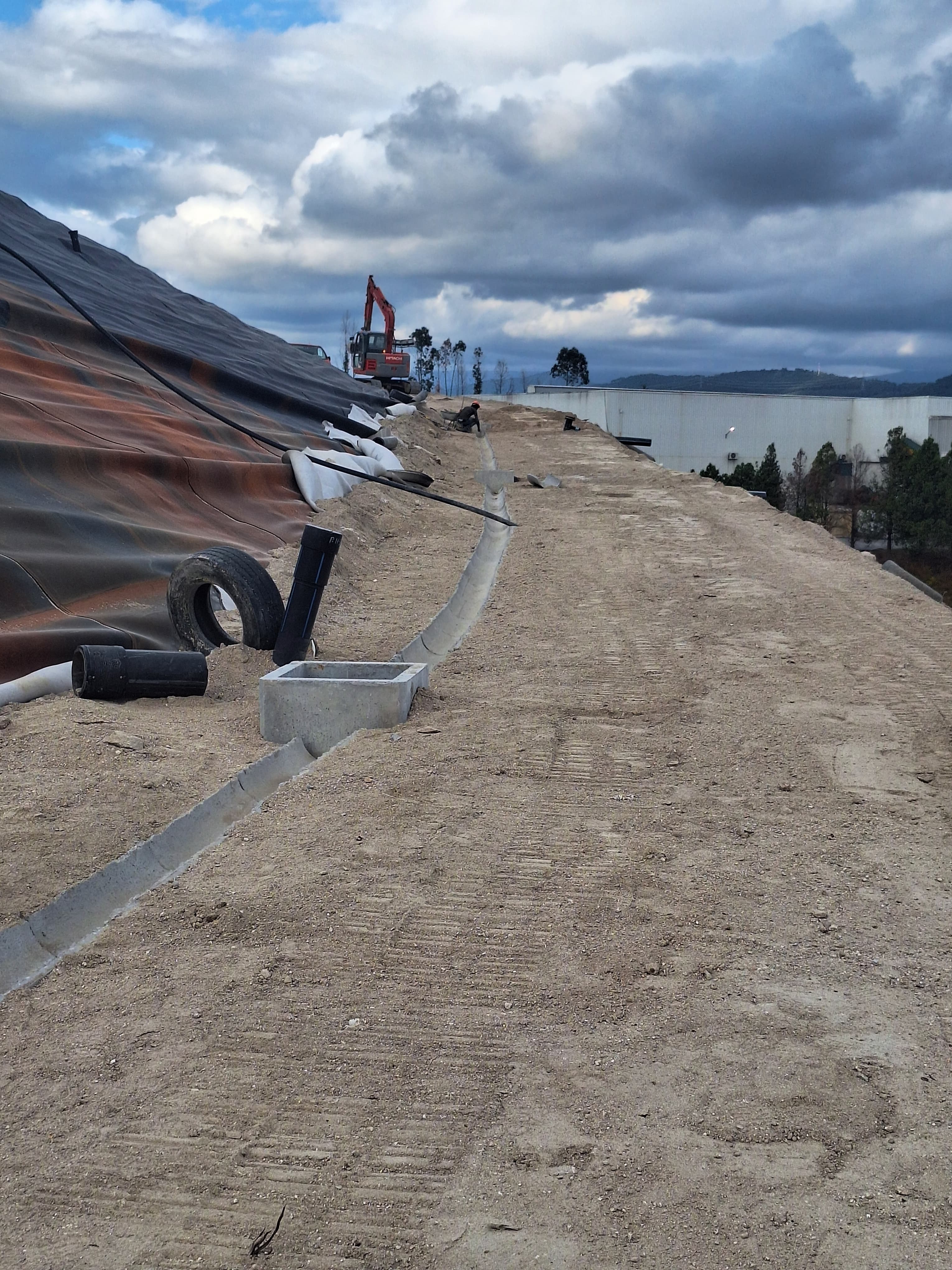 Obra de Drenagem no Aterro Sanitário da Resinorte (Celorico de Basto)

Construção de redes de drenagem superficial, com a instalação de valetas de betão pré-fabricado para encaminhamento das águas pluviais.